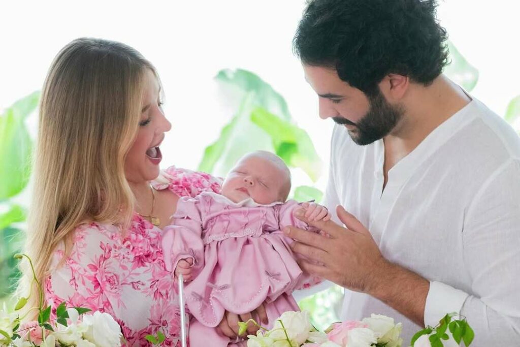 Duda Reis mostra álbum de fotos do mesversário da filha