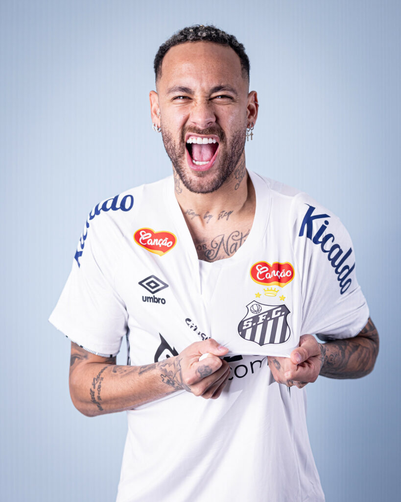 Em helicóptero, Neymar desembarca no CT do Santos para 1° treino