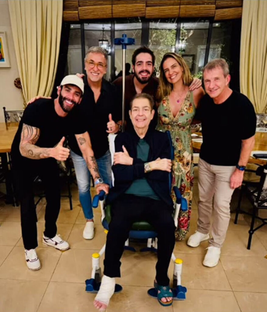 Fausto Silva compartilha foto de cadeira de rodas junto com família