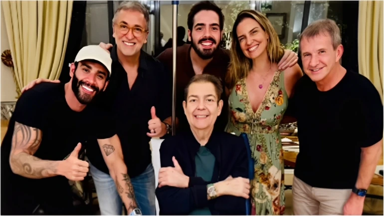 Fausto Silva compartilha foto de cadeira de rodas junto com família
