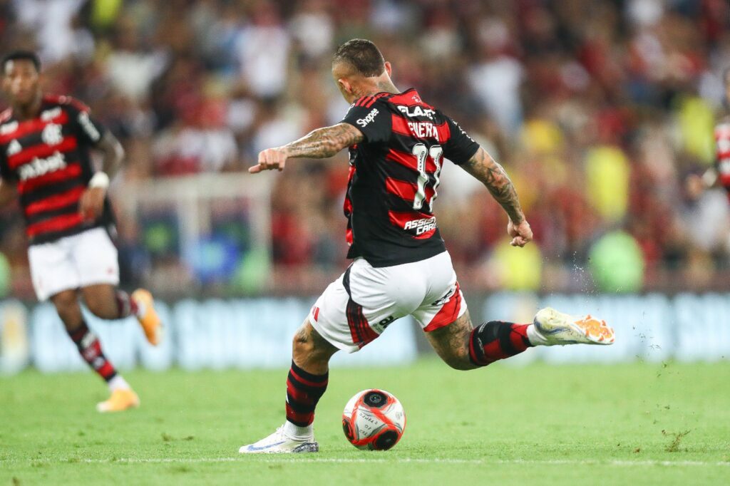 Flamengo vence o Vasco, assume liderança do Carioca e se garante na Semifinal