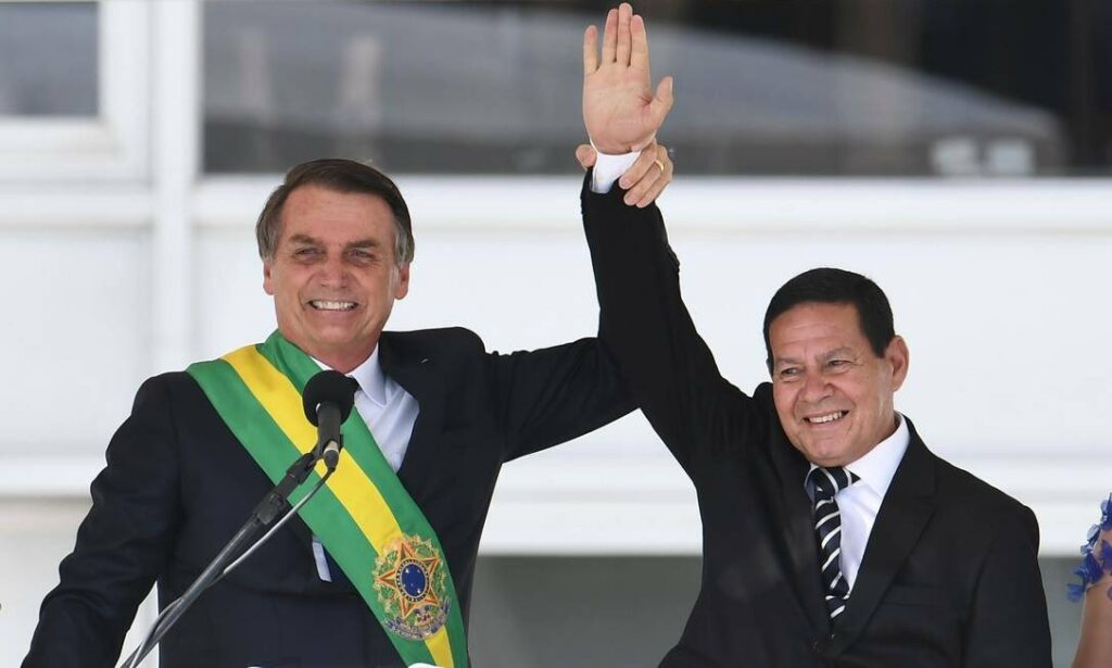 Cid indica em delação que Bolsonaro desconfiava de Mourão