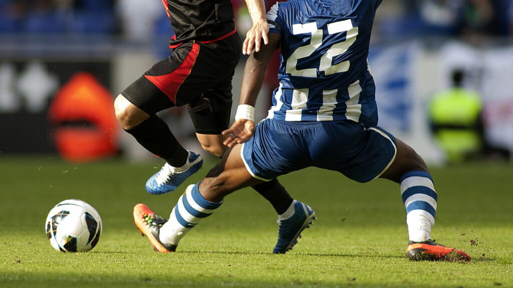 Futebol ou MMA? Jogador é nocauteado durante jogo no Uruguai