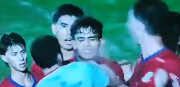 Futebol ou MMA? Jogador é nocauteado durante jogo no Uruguai