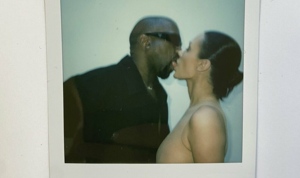 Kanye West choca ao apresentar esposa nua no Grammy