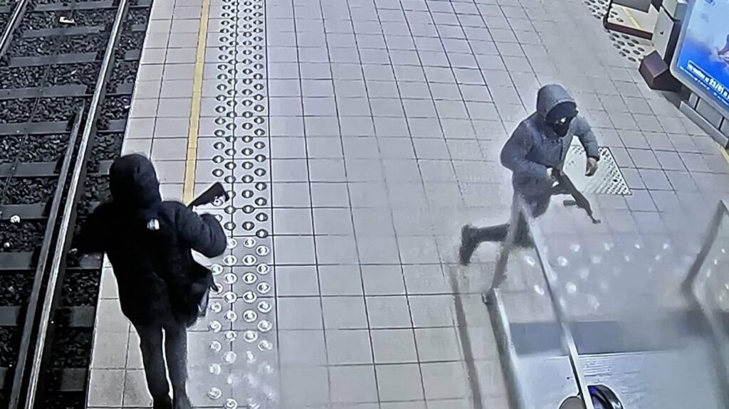 Homens armados abrem fogo em estação de metrô na Bélgica