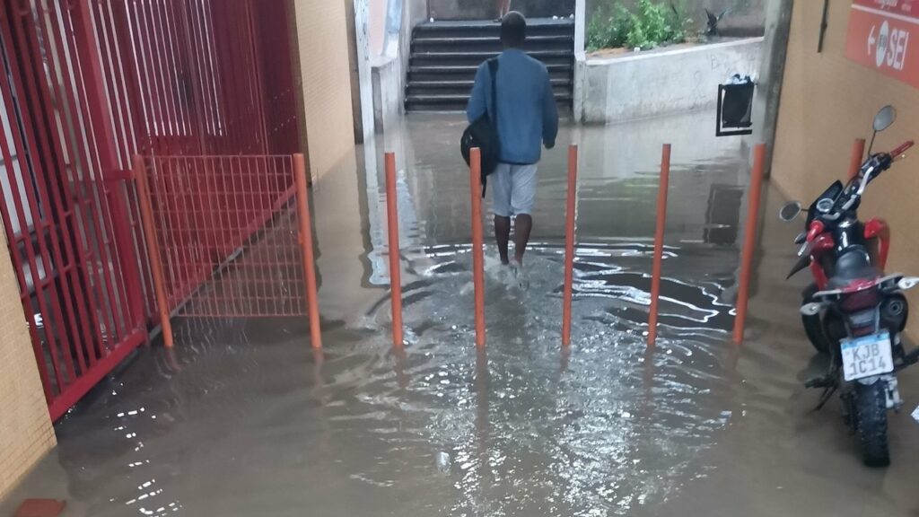 Chuvas em Pernambuco causam interrupções no abastecimento de água