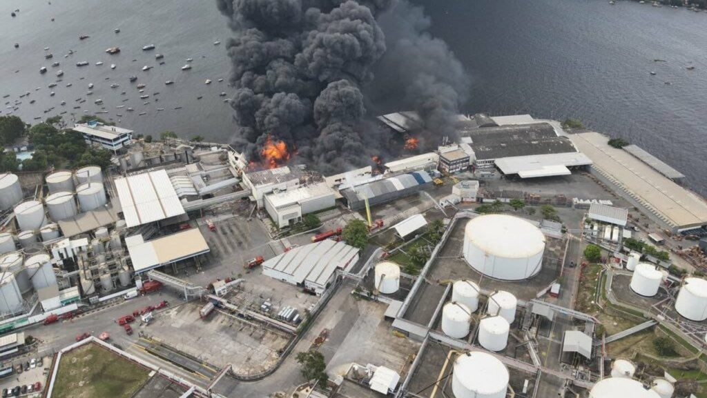Incêndio na Fábrica Moove despeja resíduos na Baía de Guanabara