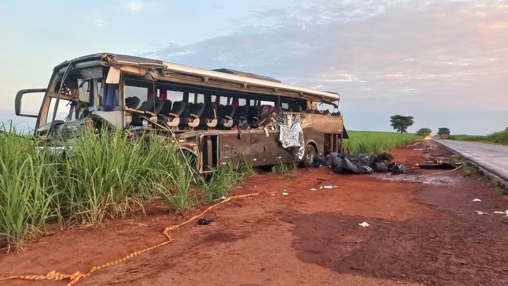 Grave acidente na Rodovia Waldir Canevari deixa 12 Mortos