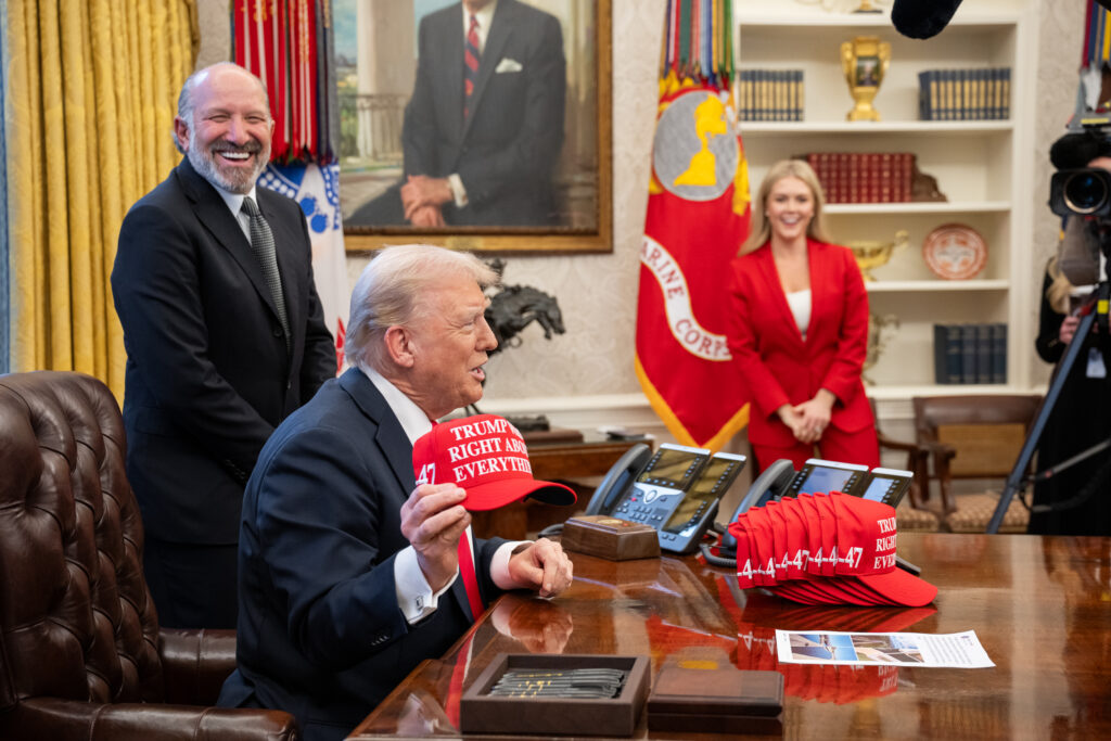 Trump readmite funcionários demitidos da FDA