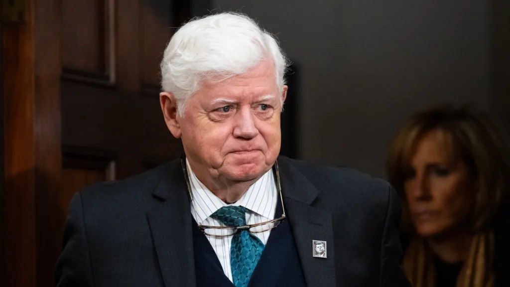 Deputado democrata de 76 anos “congela” durante discurso na Câmara
