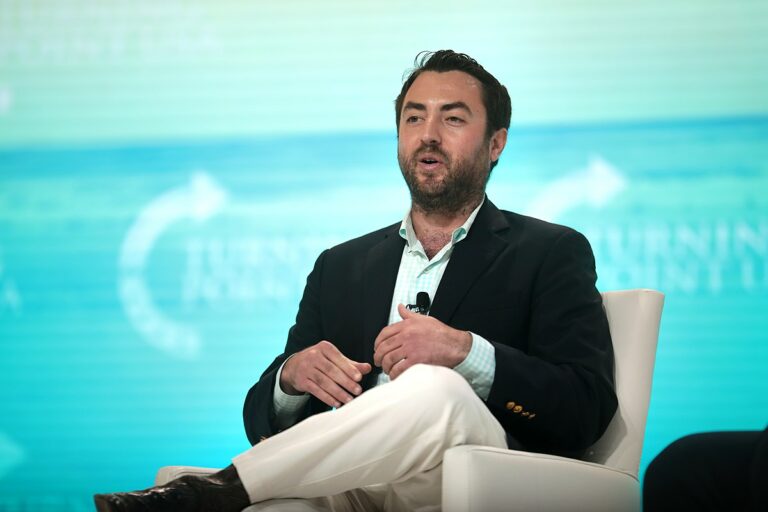 "Decisões de tribunais inferiores contra governo Trump violam separação de poderes"