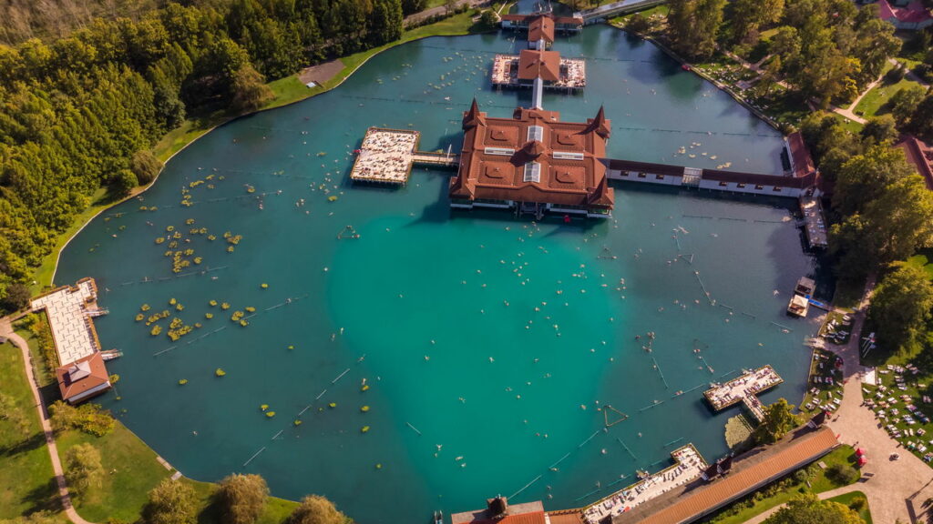 Uma maravilha natural e terapêutica, saiba onde fica o maior lago termal do mundo