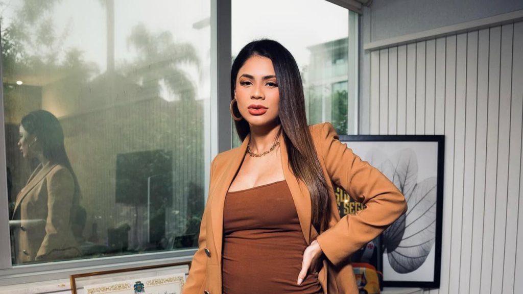 Mãe de Lexa chora ao falar do aniversário da filha