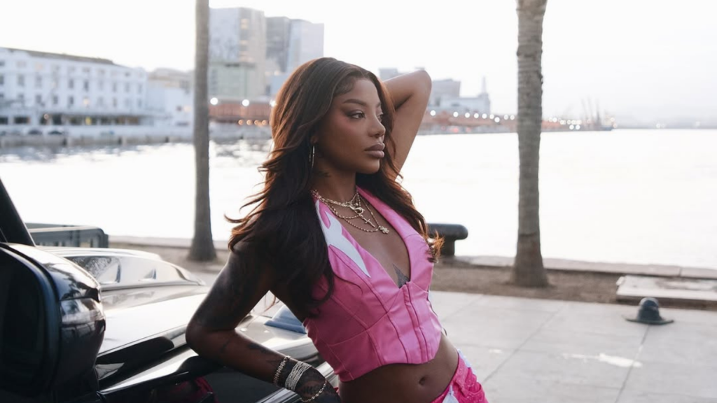 Ludmilla é flagrada ajudando idoso na rua que emocionado diz: “Ela é o milagre”