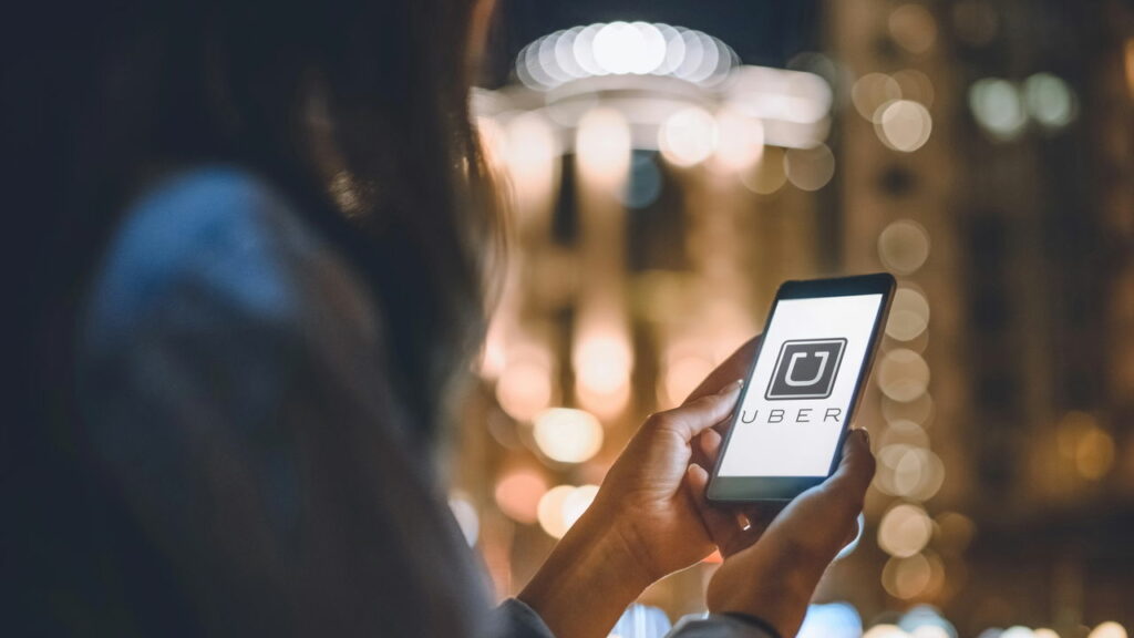 Motorista é banido pela Uber após enviar mensagens impróprias para passageira