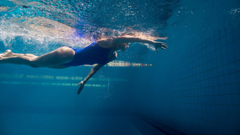 Como escolher entre natação e musculação mesmo sem entender nada de treino, força ou condicionamento