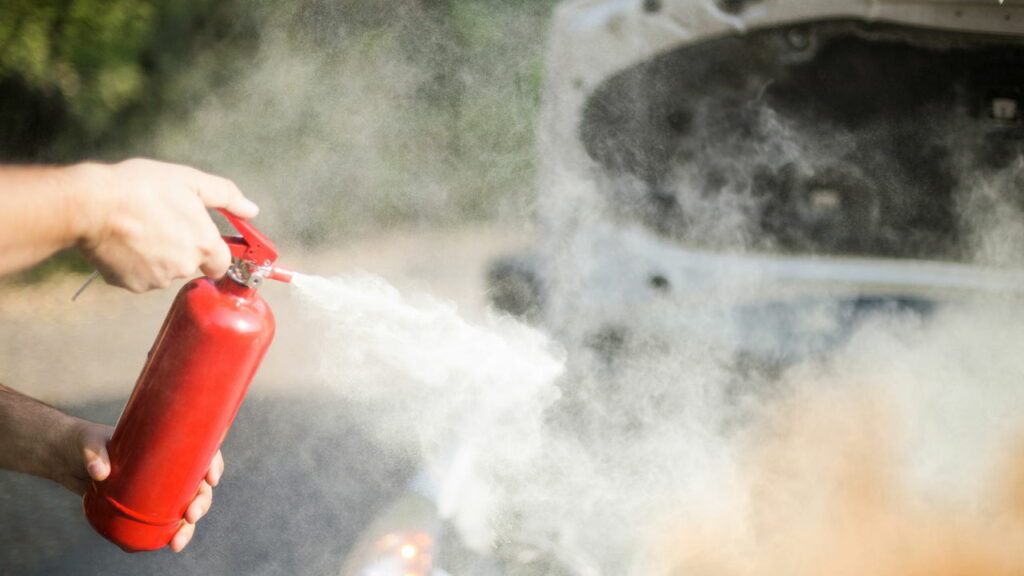 Obrigatoriedade do extintor de incêndio em carros pode voltar em 2025