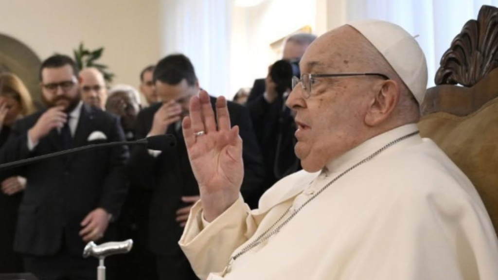 Equipe médica diz que Papa Francisco não tem risco de morte
