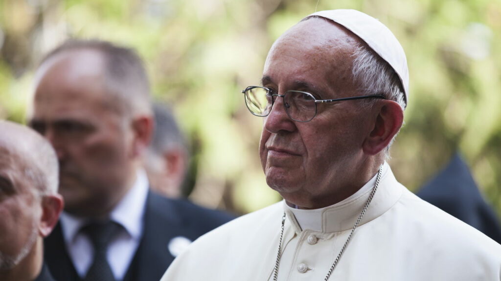 Papa Francisco segue em estado crítico, mas estável
