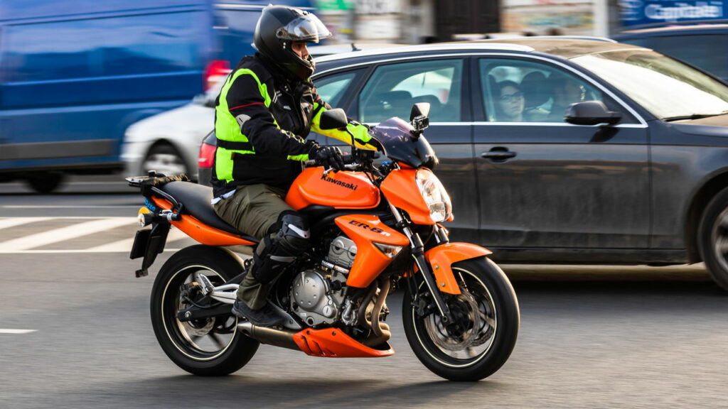 Projeto de lei quer regulamentar transporte por aplicativos para motos