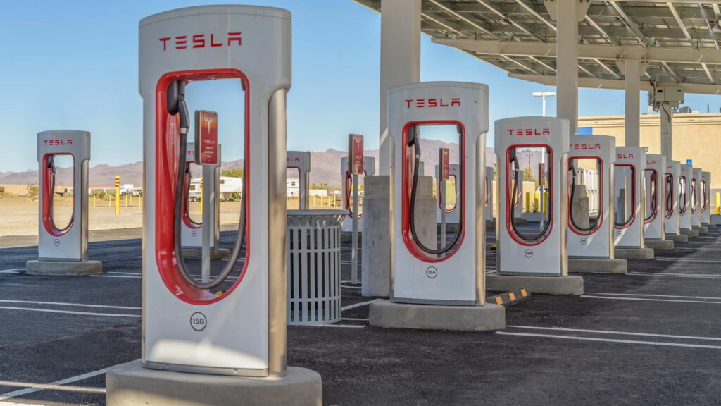 Quais são as estratégias da Tesla para reverter a situação
