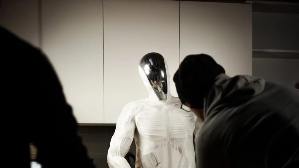 Robô humanoide com músculos choca ao imitar movimentos humanos