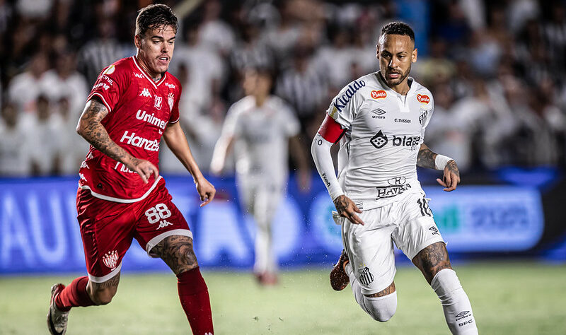 Santos embala com Neymar, vence mais uma e assume liderança do grupo