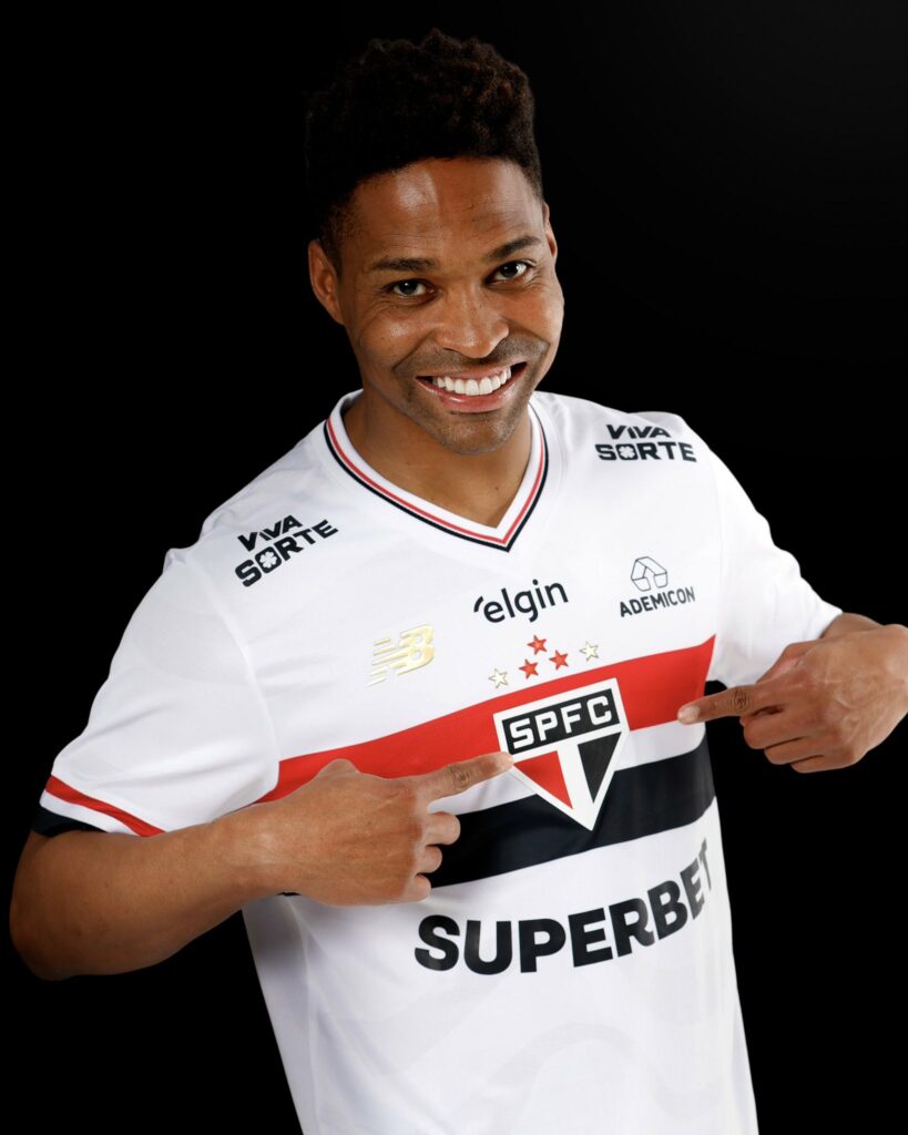São Paulo anuncia contratação do lateral Wendell