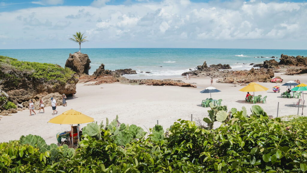 Já visitou uma cidade com praia de nudismo? Entenda sobre essa experiência libertadora