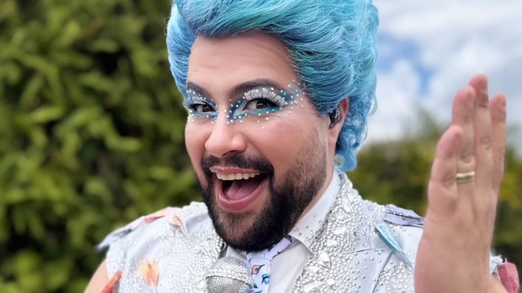 Tiago Abravanel homenageia Silvio Santos no carnaval