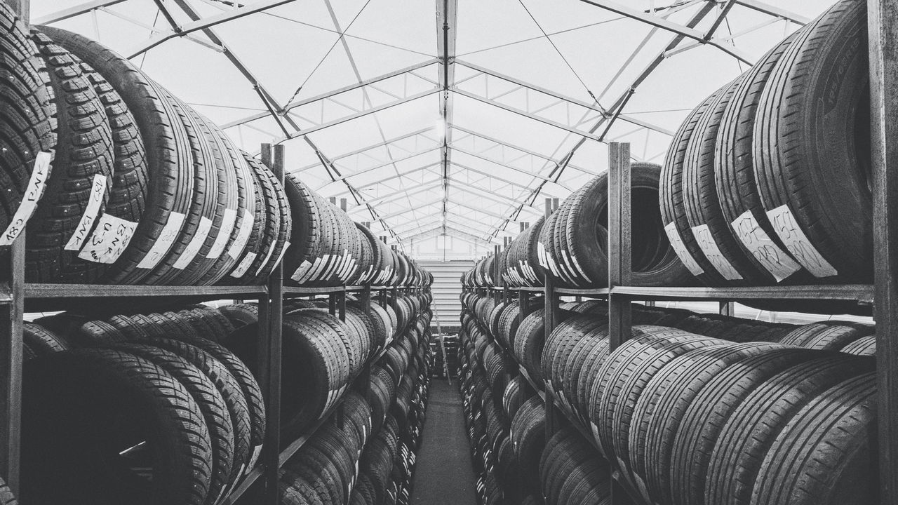 Você sabe quanto de sulco o pneu precisa ter para não levar multa?