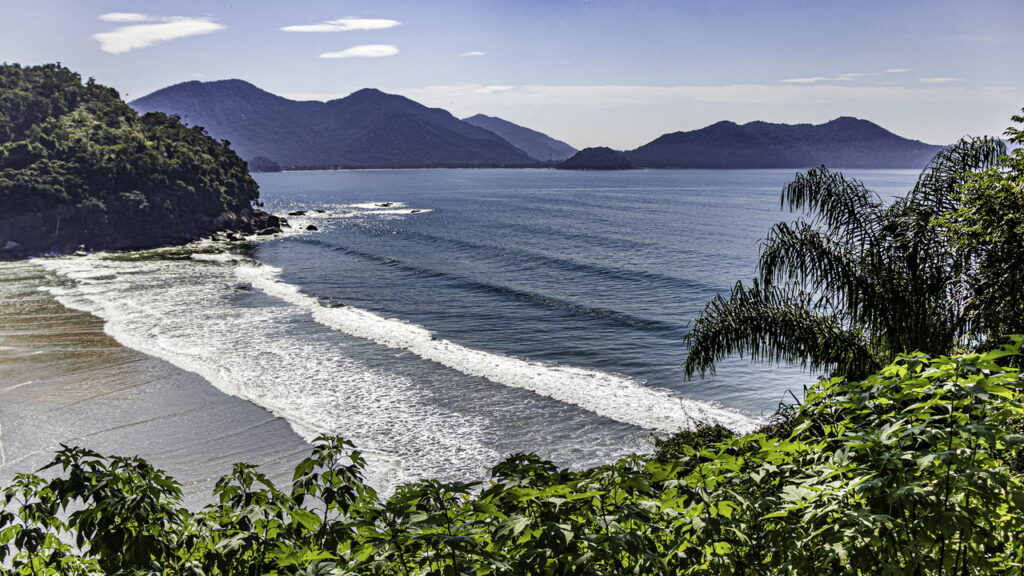 Chuvas intensas causam alagamento em Ubatuba