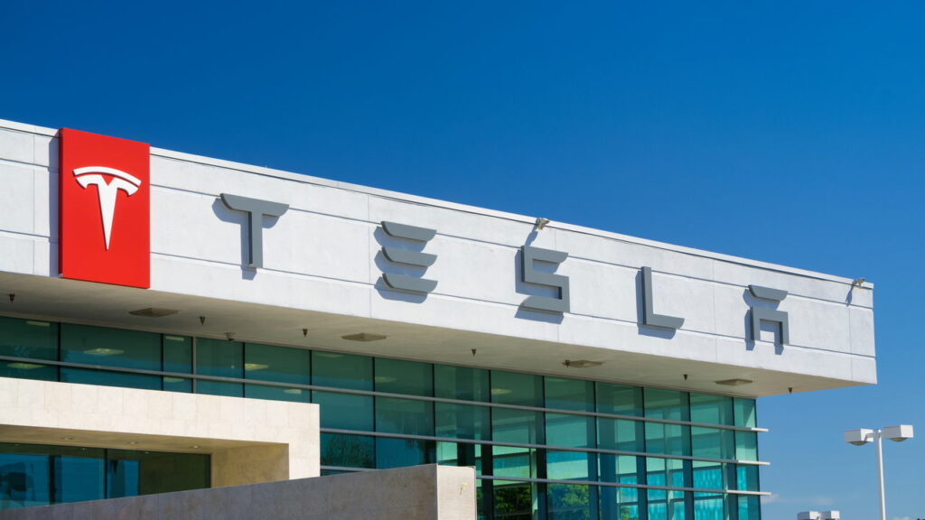 Tesla pode bloquear seu carro à distância e isso acende um alerta global