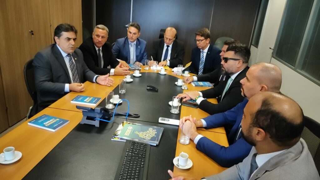 Ministro que apontou irregularidades no Pé-de-Meia recebe oposição