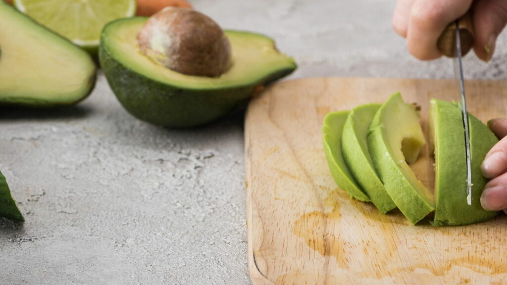 A fruta que desafia as regras da dieta e derrete gordura abdominal