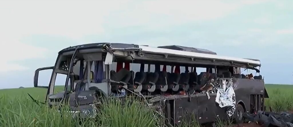 Colisão entre ônibus e carreta deixa ao menos 12 mortos em SP