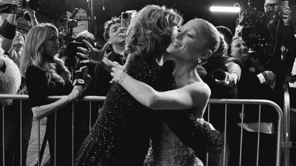 Ariana Grande posta foto com Fernanda Torres