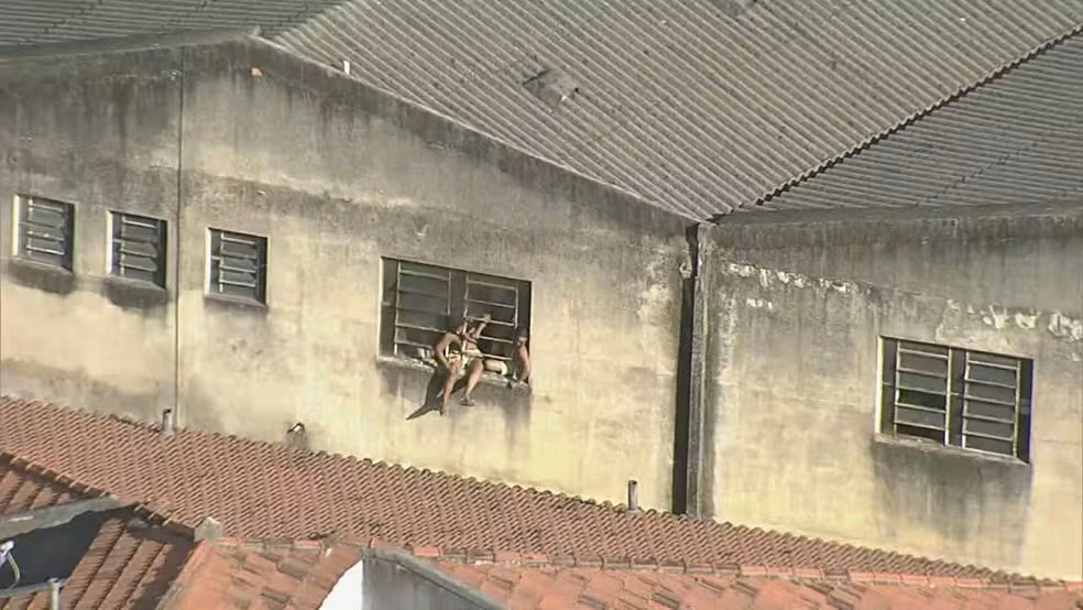 Incêndio de grandes proporções no Rio deixa pessoas presas em prédio