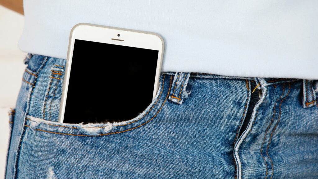 Celular pega fogo no bolso de jovem: Entenda os riscos