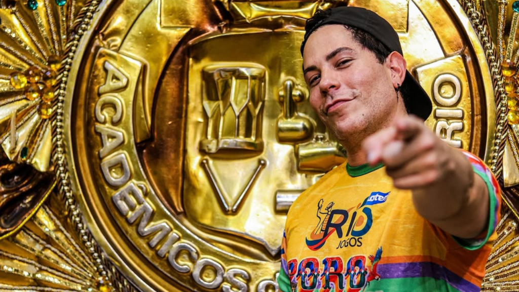 Ex-RBD visita barracão da Grande Rio