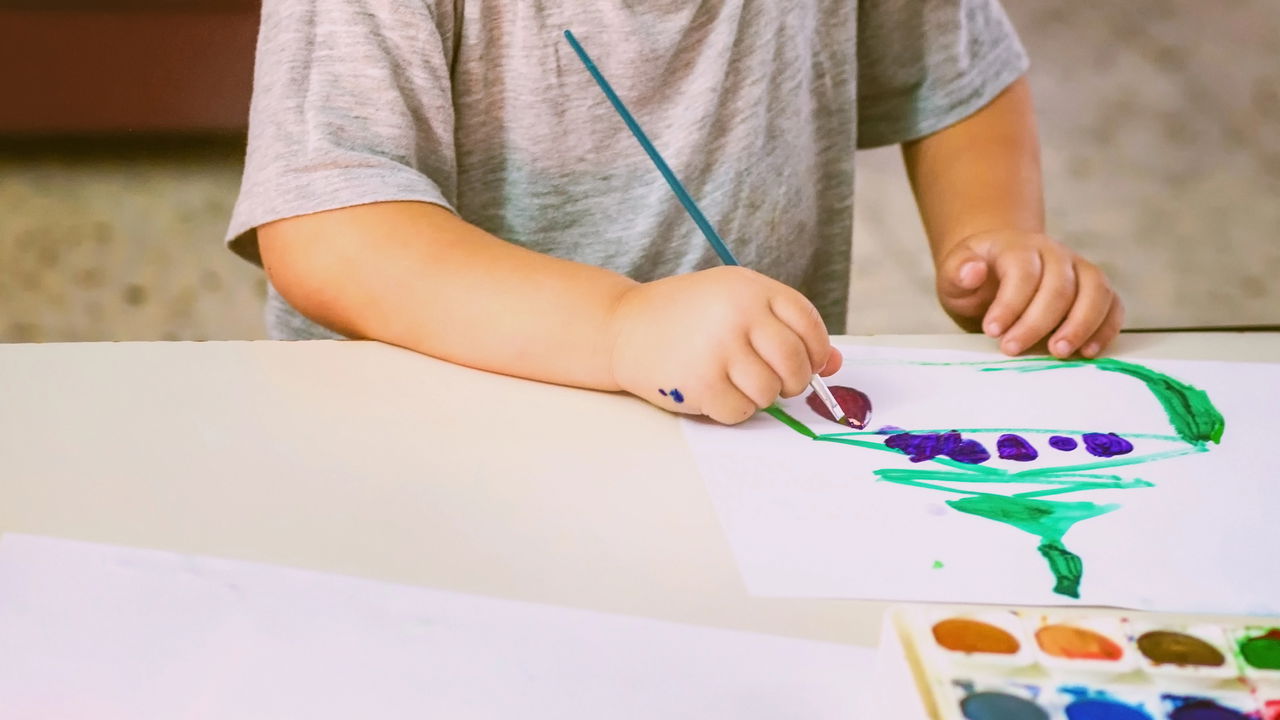 Creche na Austrália cobra US$ 2.200 pelos trabalhos das crianças e revolta pais