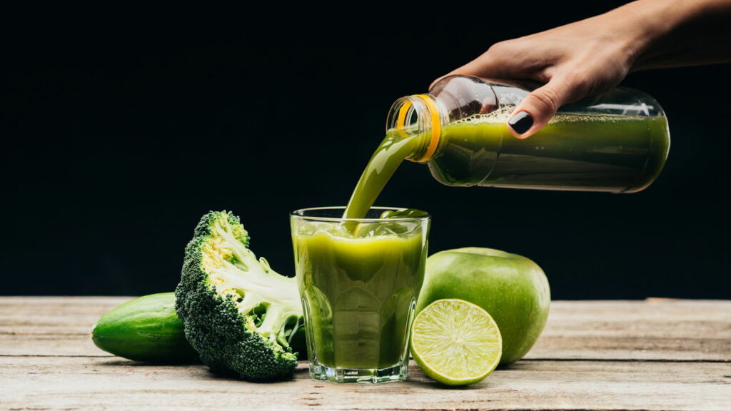 Suco verde com proteína em pó une recuperação muscular e praticidade em uma receita