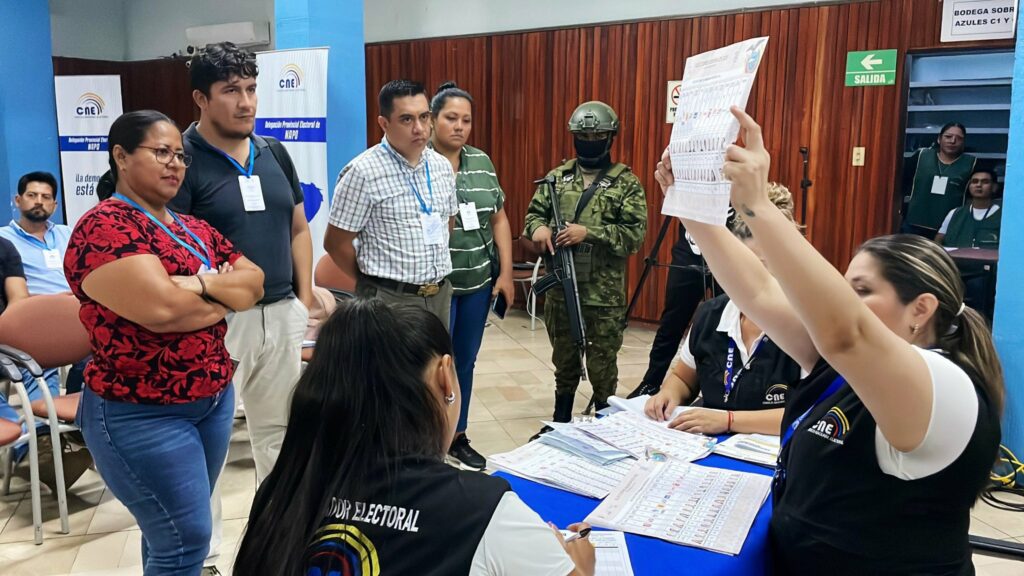 Crusoé: Noboa e Luisa González vão ao segundo turno no Equador