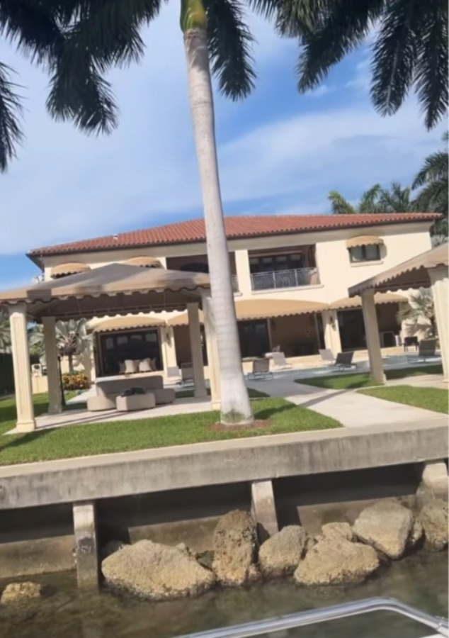 Marrone visita mansão de Gusttavo Lima