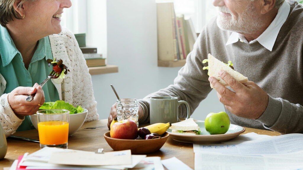 É possível melhorar sua idade muscular com a alimentação para a velhice?