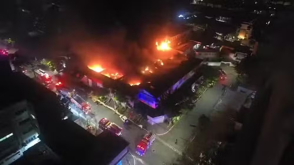 Incêndio destrói fábrica em São Paulo