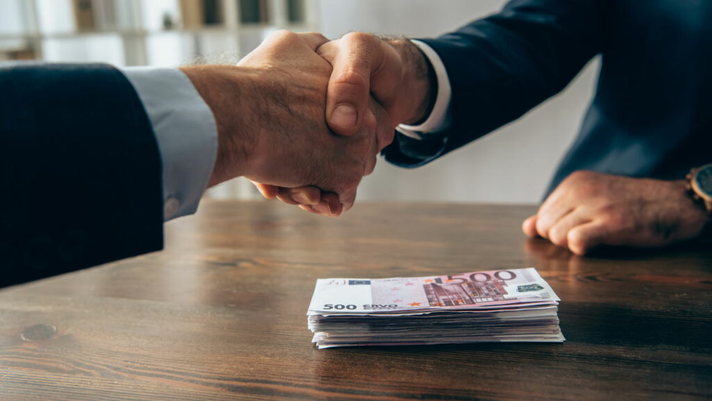 Mudança nas taxas de juros pode redefinir estratégias de investimento em 2025