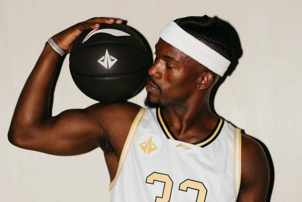 Jimmy Butler teria se recusado a assinar contrato de troca na NBA