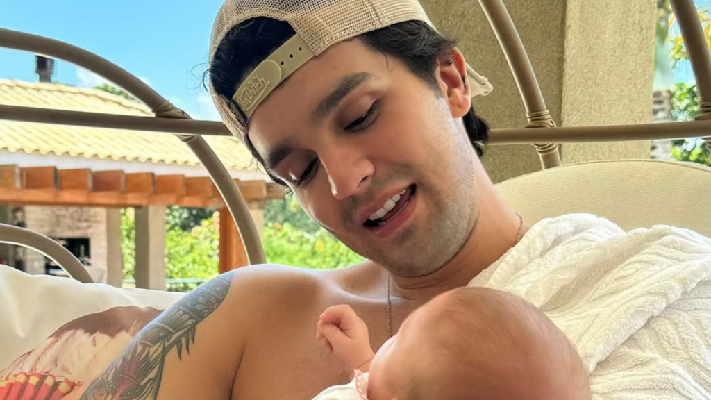 Luan Santana compartilha nova foto com a filha
